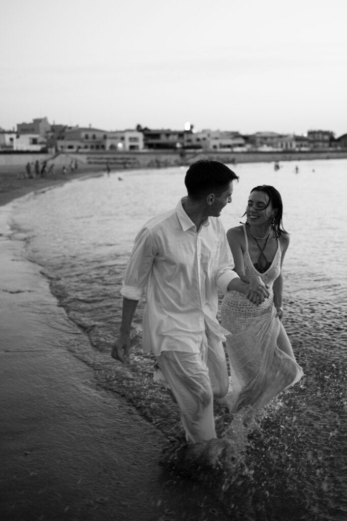 Couple photoshoot in Spain, Murcia with BLUELENS Photo, couple running on the beach, black and white